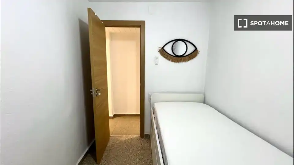Habitación de Piso de alquiler en Valencia con Aire acondicionado, Calefacción y Amueblado