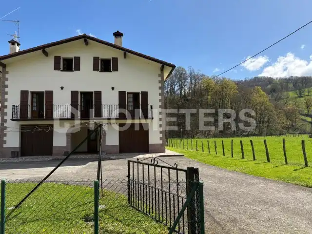 Außenansicht von Haus oder Chalet zum Verkauf in Baztan mit Privatgarten und Terrasse