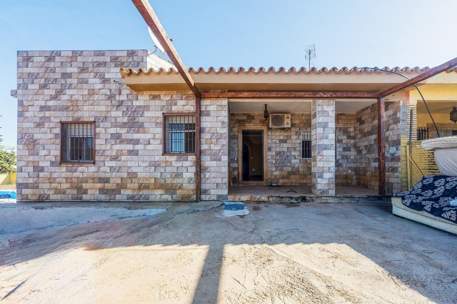 Exterior view of House or chalet for sale in Carmona  with Private garden and Swimming Pool