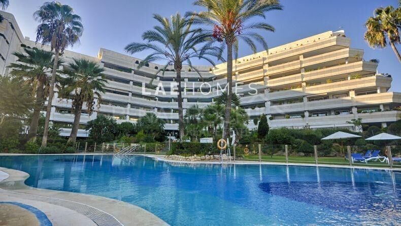 Vista exterior de Apartament en venda en Marbella amb Aire condicionat, Calefacció i Jardí privat