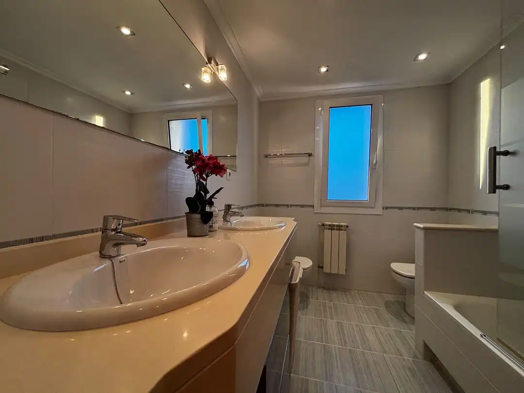 Baño de Piso de alquiler en Santander con Trastero, Amueblado y Balcón