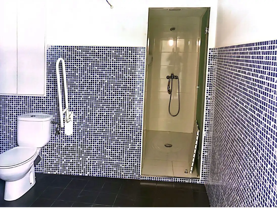 Baño de Oficina de alquiler en Ourense Capital  con Aire acondicionado