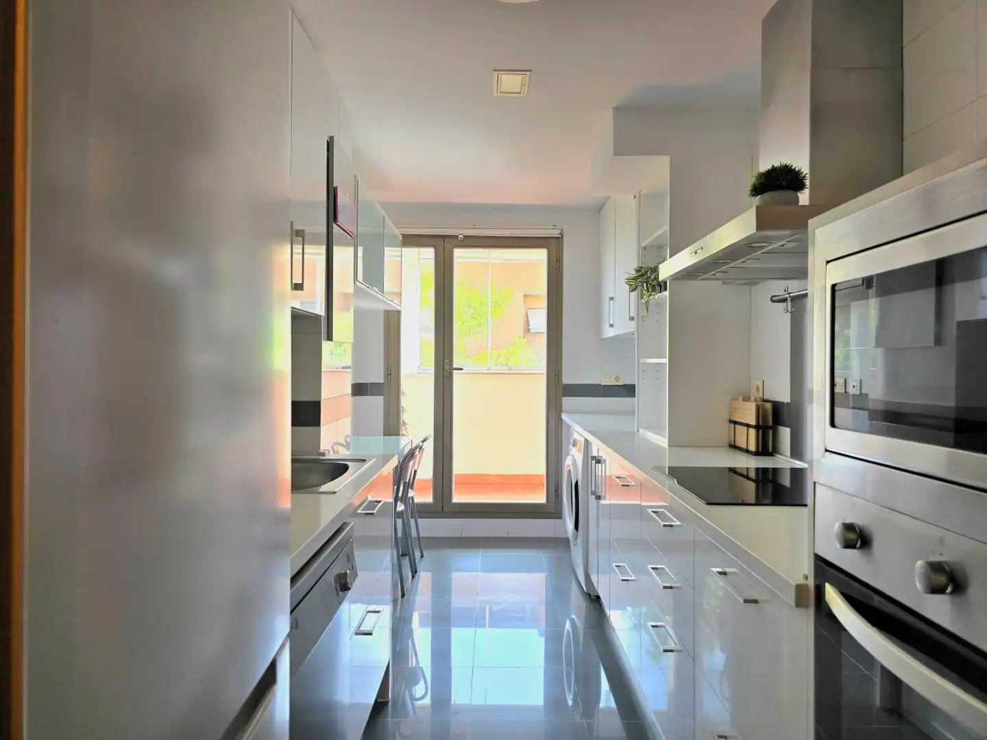 Cocina de Apartamento de alquiler en Torremolinos con Aire acondicionado, Calefacción y Jardín privado