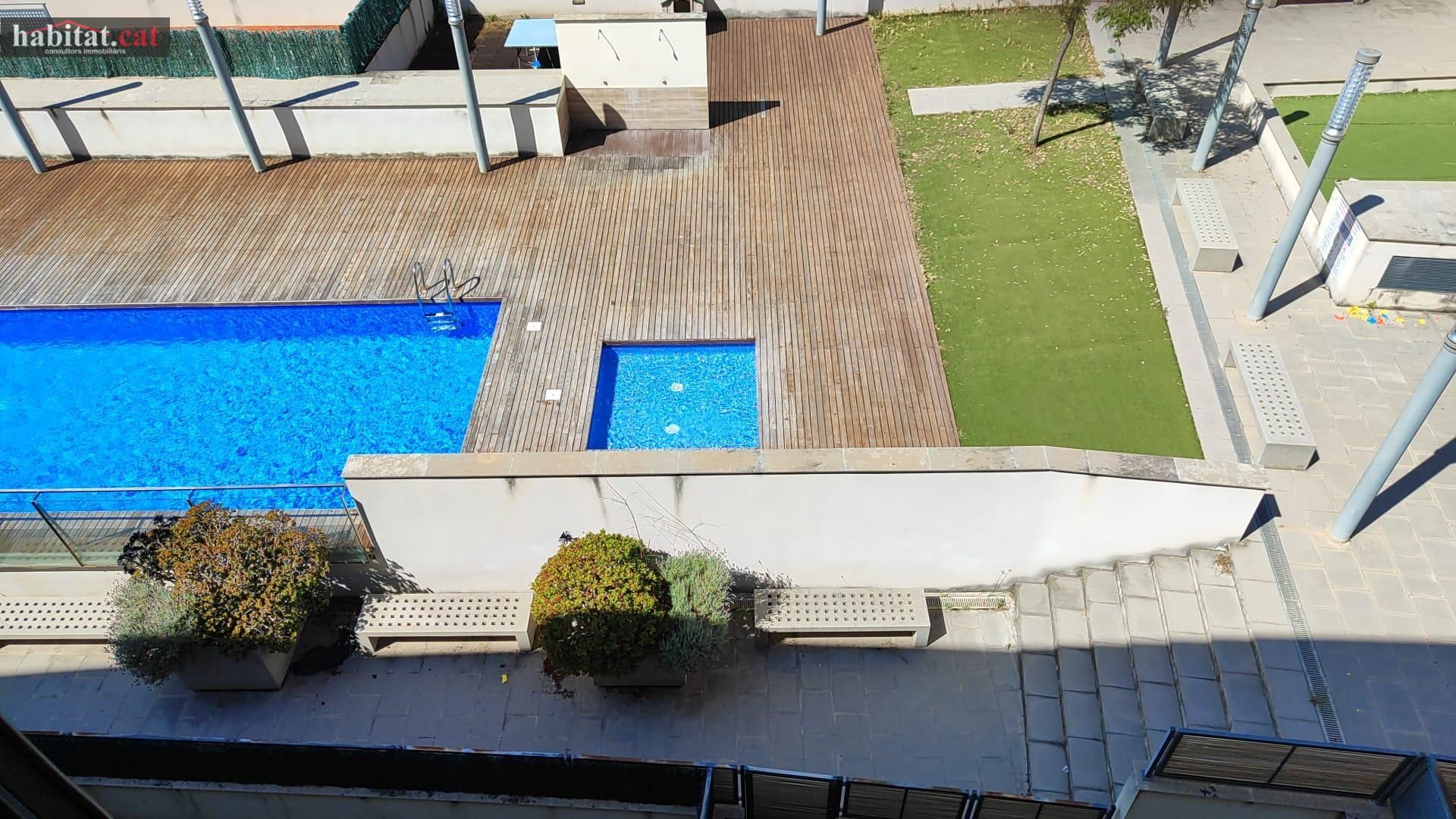 Swimming pool of Flat for sale in Vilanova i la Geltrú  with Terrace and Storage room