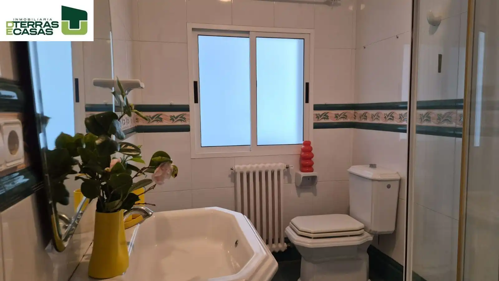 Badezimmer von Haus oder Chalet zur Miete in Sanxenxo mit Klimaanlage, Privatgarten und Parkett