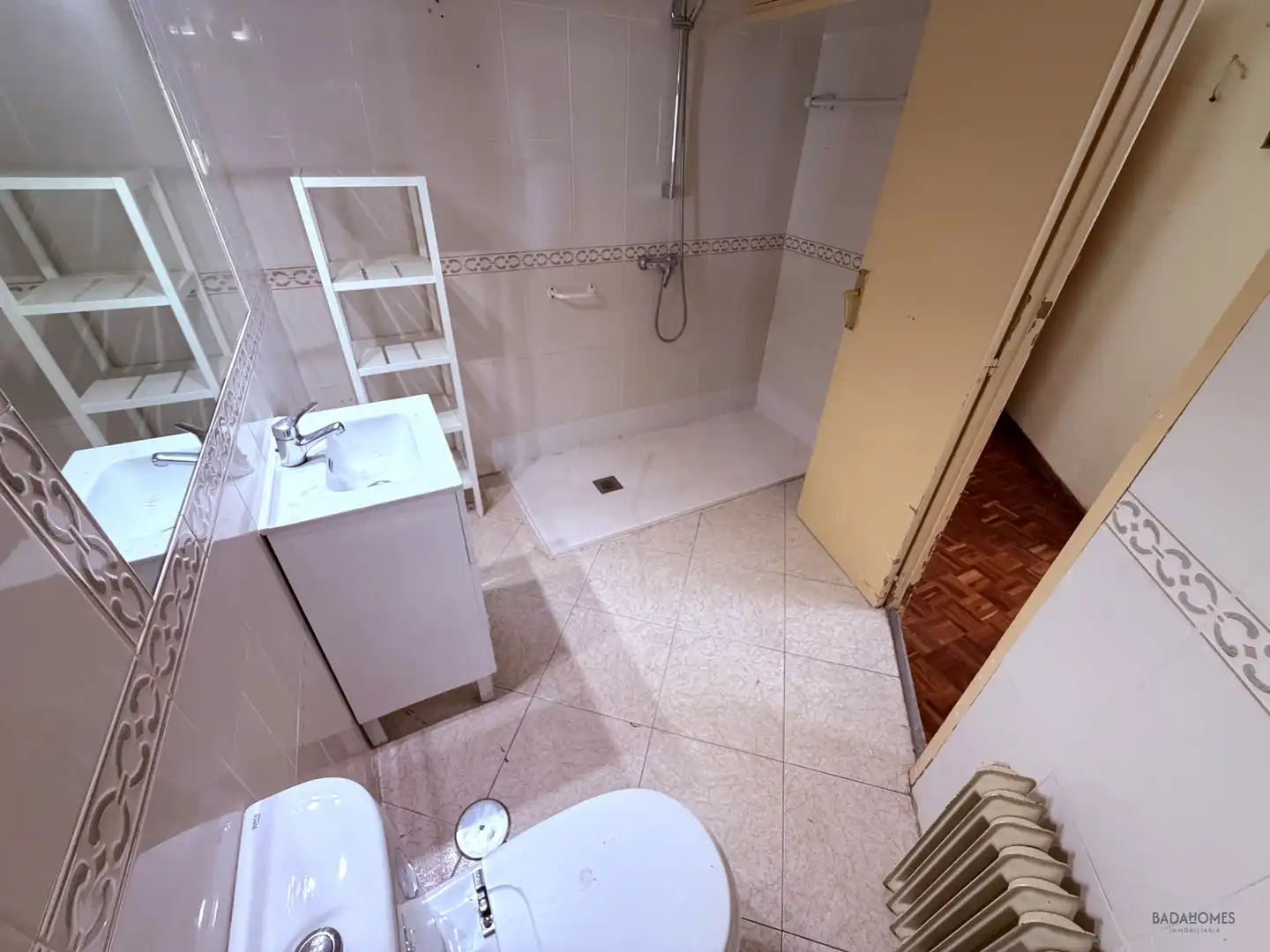 Bany de Pis en venda en Badajoz amb Calefacció, Parquet i Terrassa