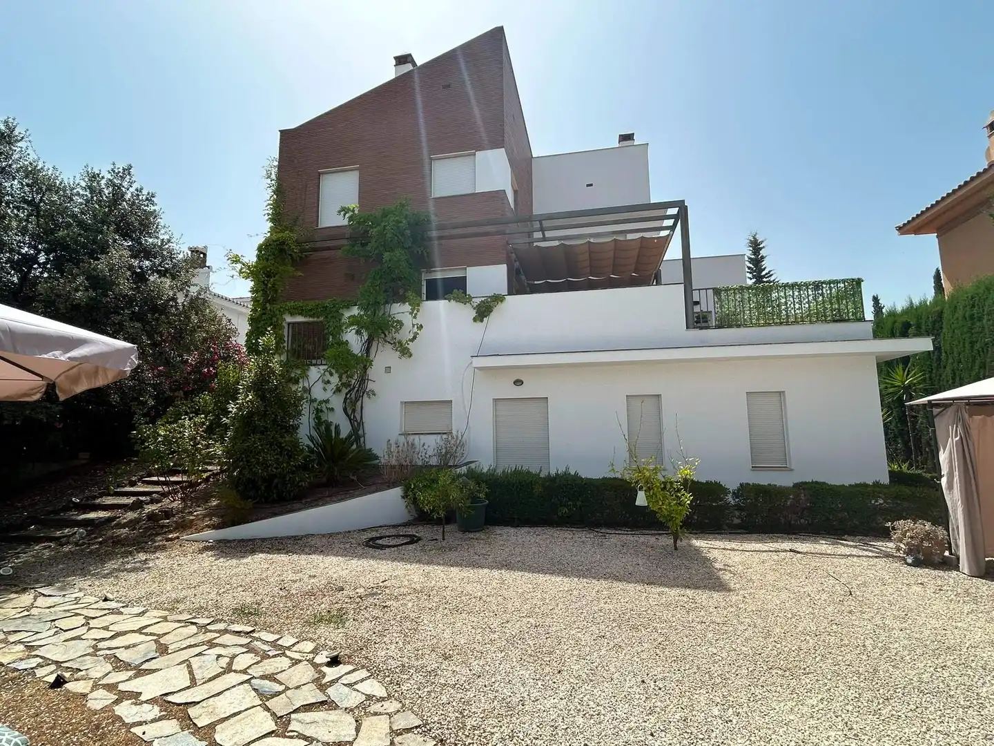 Vista exterior de Casa o xalet en venda en La Zubia amb Calefacció i Jardí privat
