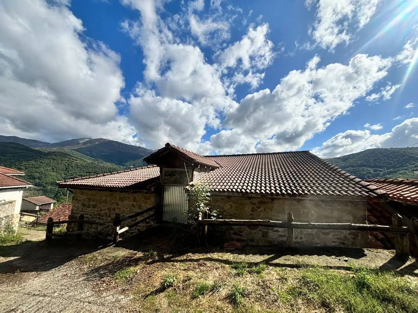Vista exterior de Casa o chalet en venta en Quirós con Jardín privado, Parquet y Terraza