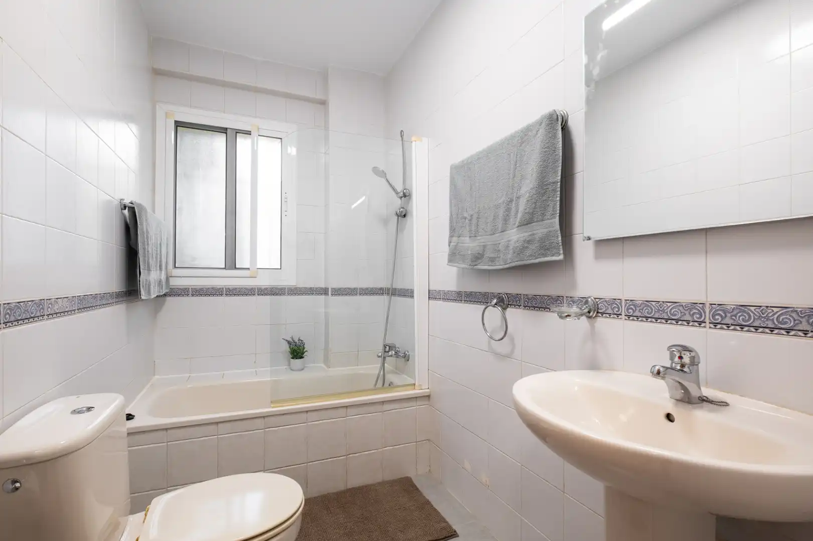 Baño de Apartamento en venta en Nerja con Aire acondicionado, Calefacción y Terraza