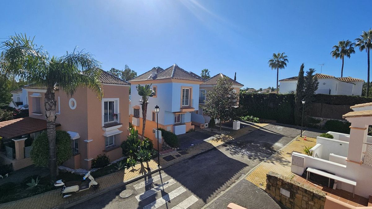 Exterior view of Single-family semi-detached for sale in Marbella  with Air Conditioner, Terrace and Community pool