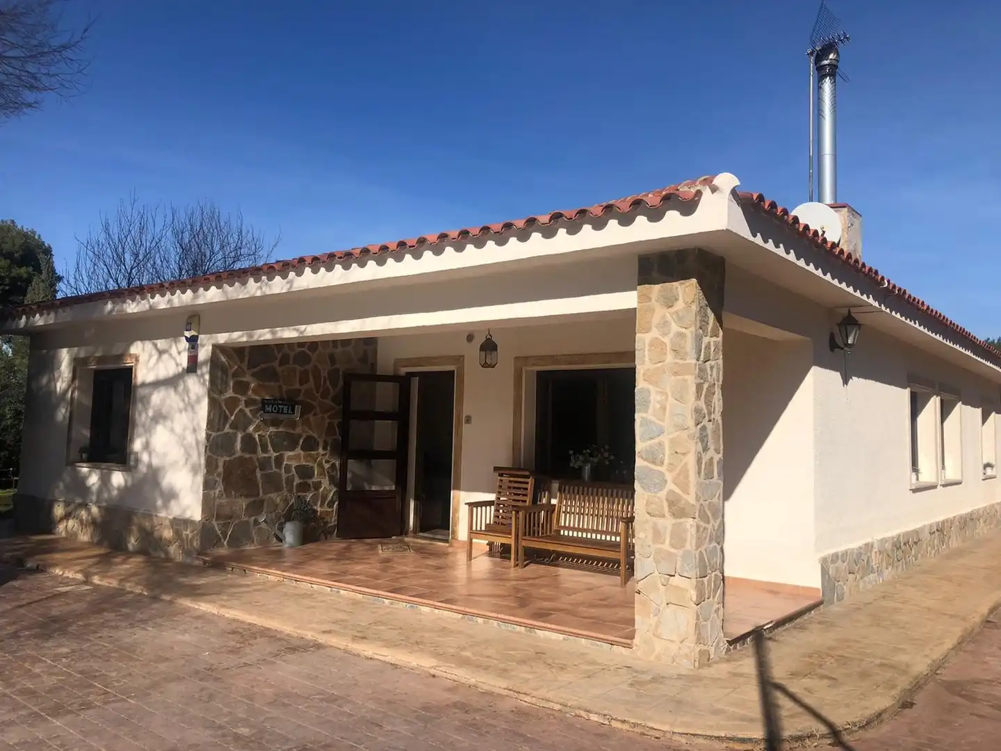 Vista exterior de Casa o xalet en venda en Elda amb Terrassa, Piscina i Moblat