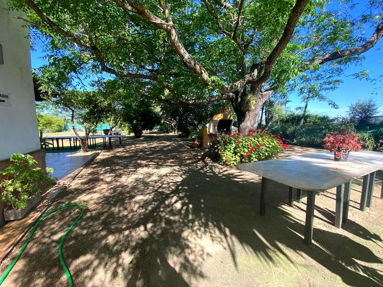 Vista exterior de Casa o xalet en venda en Alcalá de Guadaira amb Jardí privat, Terrassa i Piscina