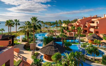 Vista exterior de Àtic en venda en Estepona amb Aire condicionat, Terrassa i Piscina