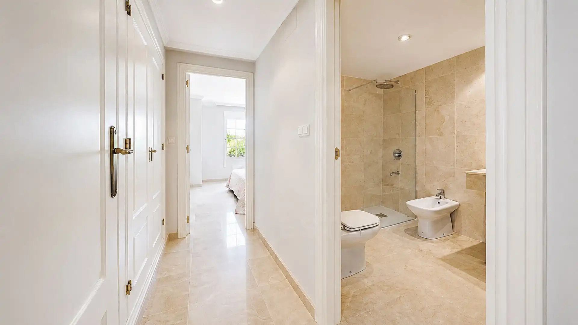 Bathroom of Flat for rent in Marbella  with Air Conditioner, Terrace and Swimming Pool