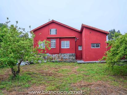 Vista exterior de Casa o xalet en venda en Carballo amb Calefacció, Jardí privat i Traster