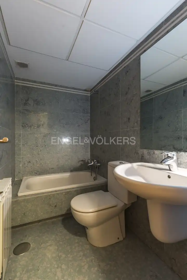 Baño de Ático en venta en Madrid con Calefacción y Terraza