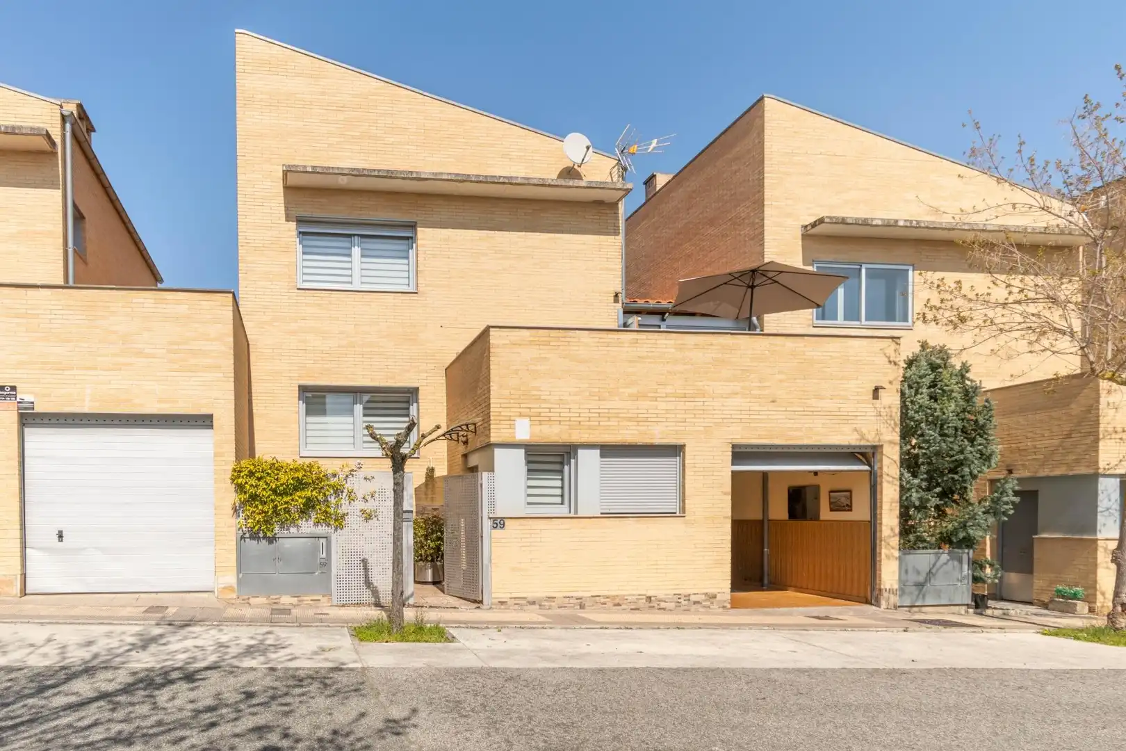 Vista exterior de Casa adosada en venta en Beriáin con Calefacción, Jardín privado y Terraza