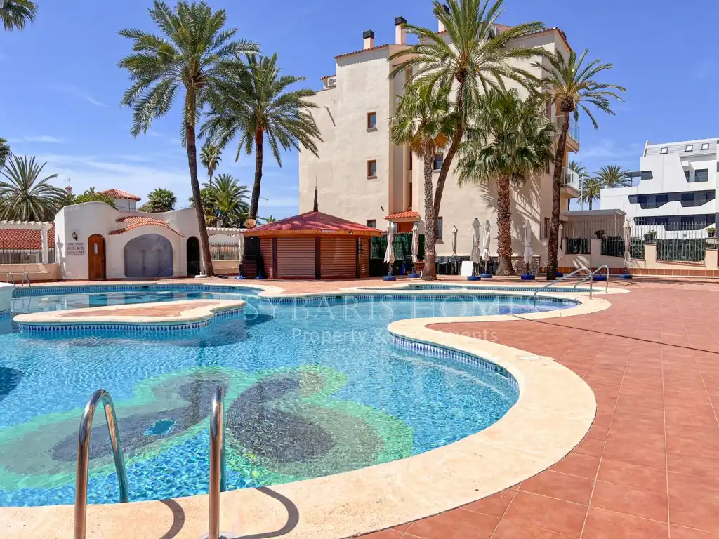 Vista exterior de Apartamento de alquiler en Dénia con Aire acondicionado, Jardín privado y Piscina
