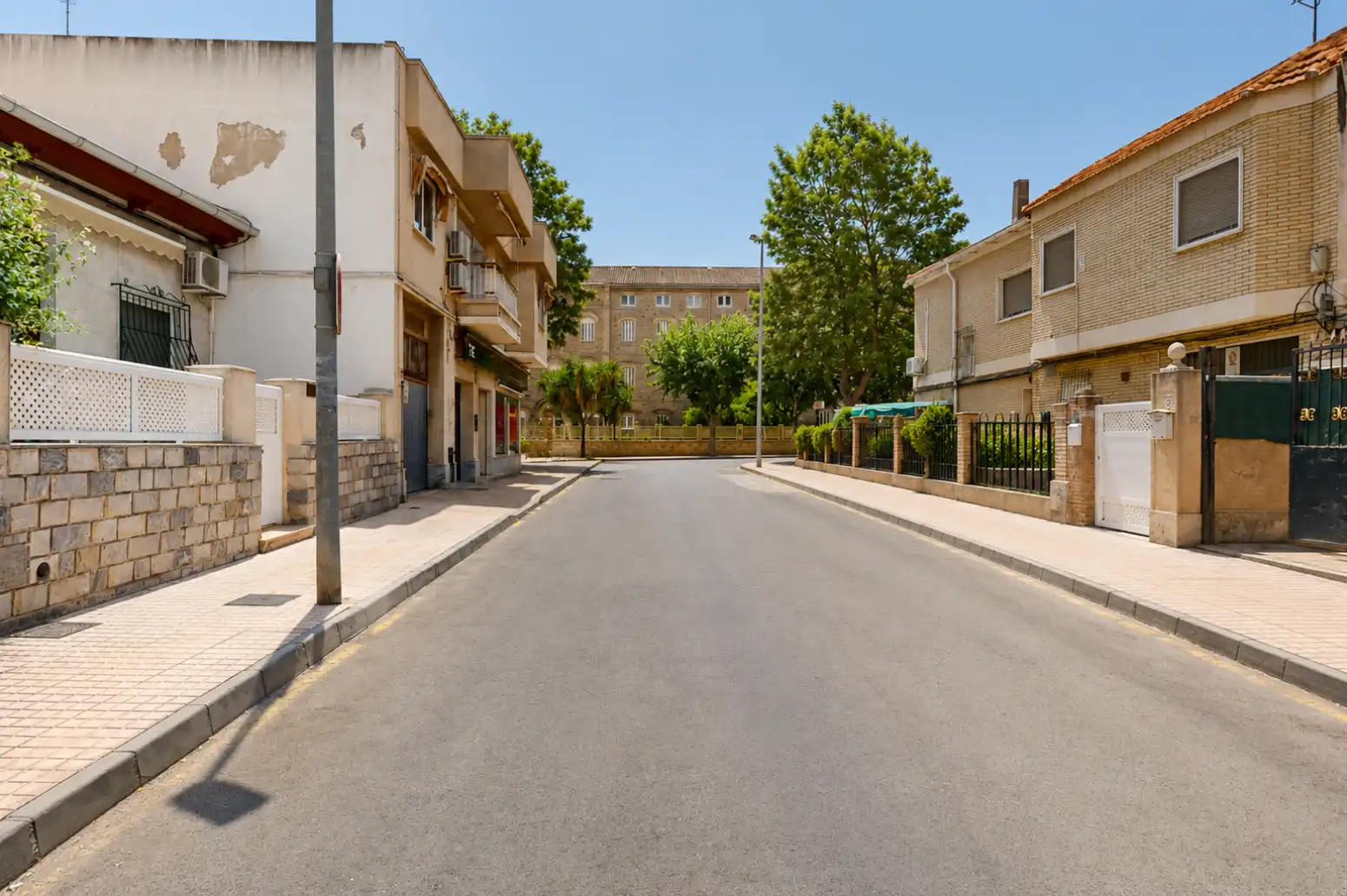 Vista exterior de Casa adosada en venda en Cartagena amb Aire condicionat i Jardí privat