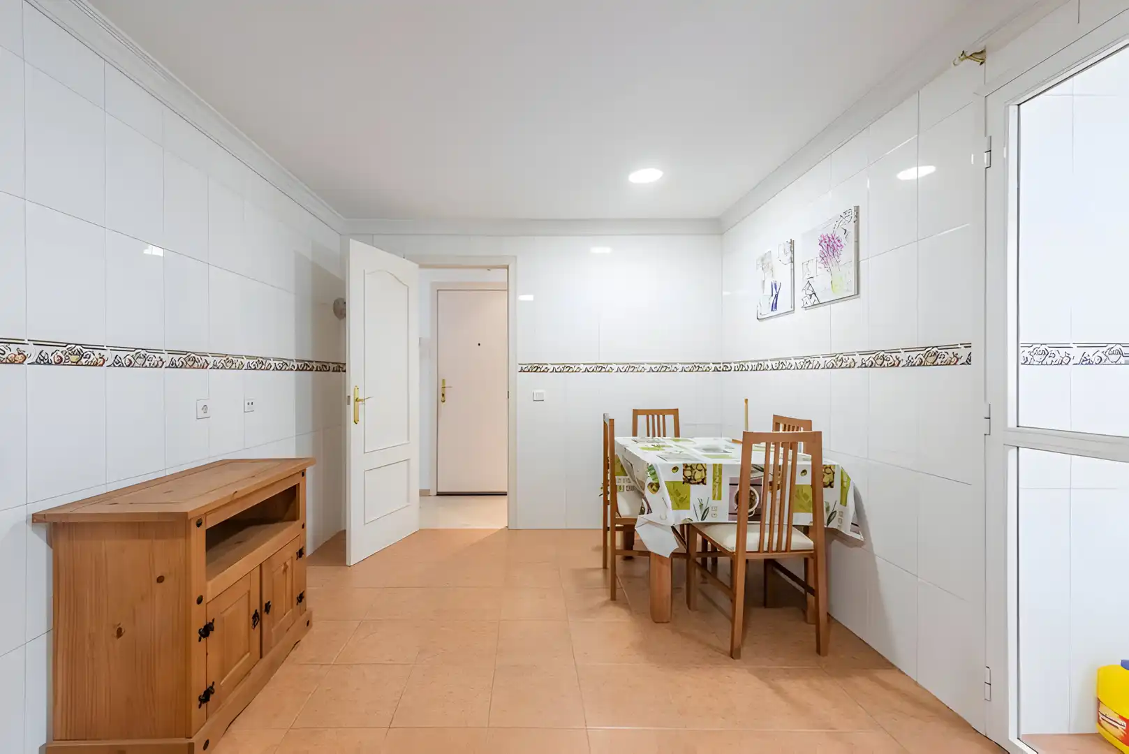 Menjador de Apartament en venda en Estepona amb Aire condicionat, Terrassa i Balcó