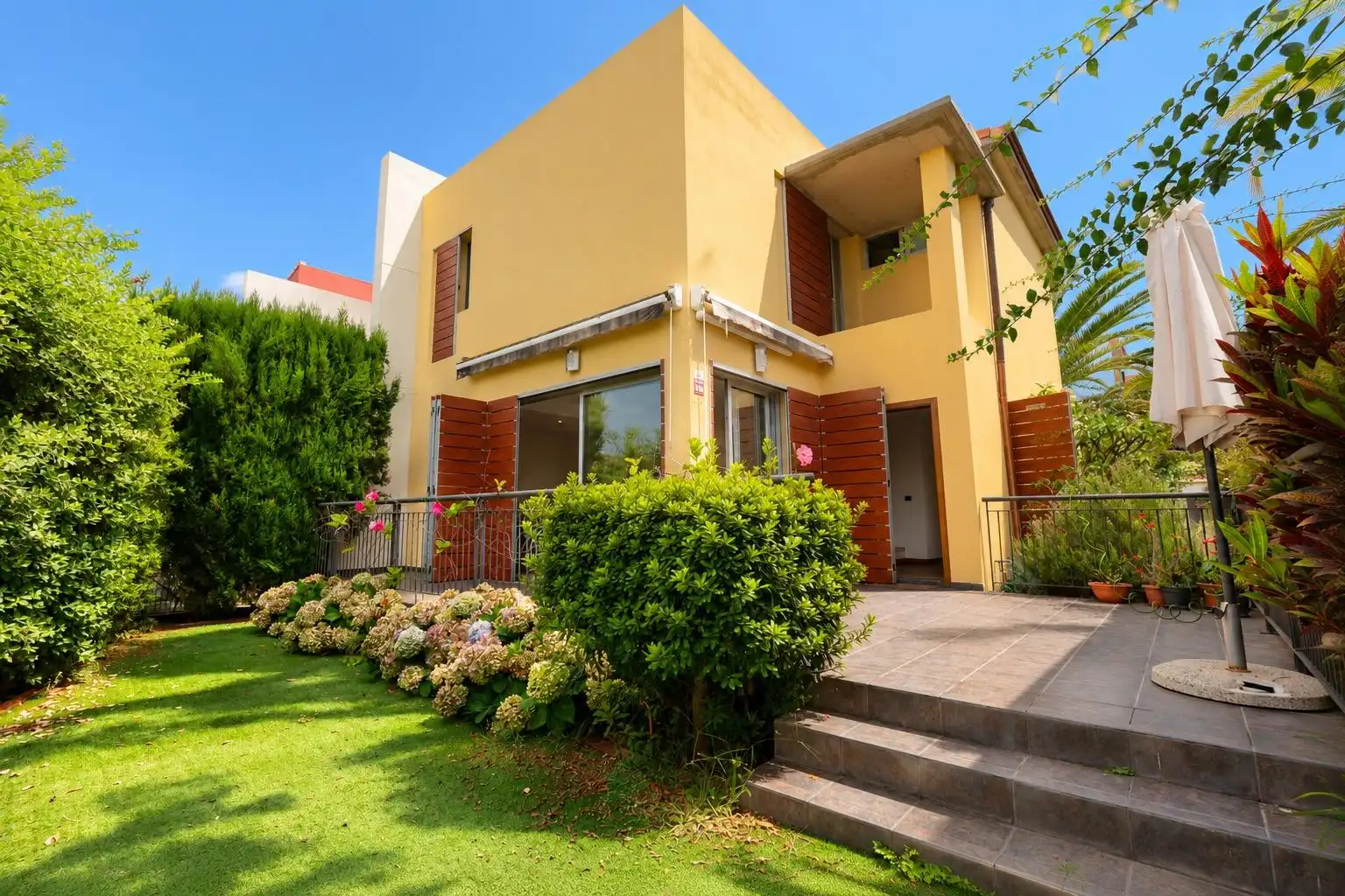 Casa bifamiliare con piscina in affitto a Avenida Avenida Pesqueros