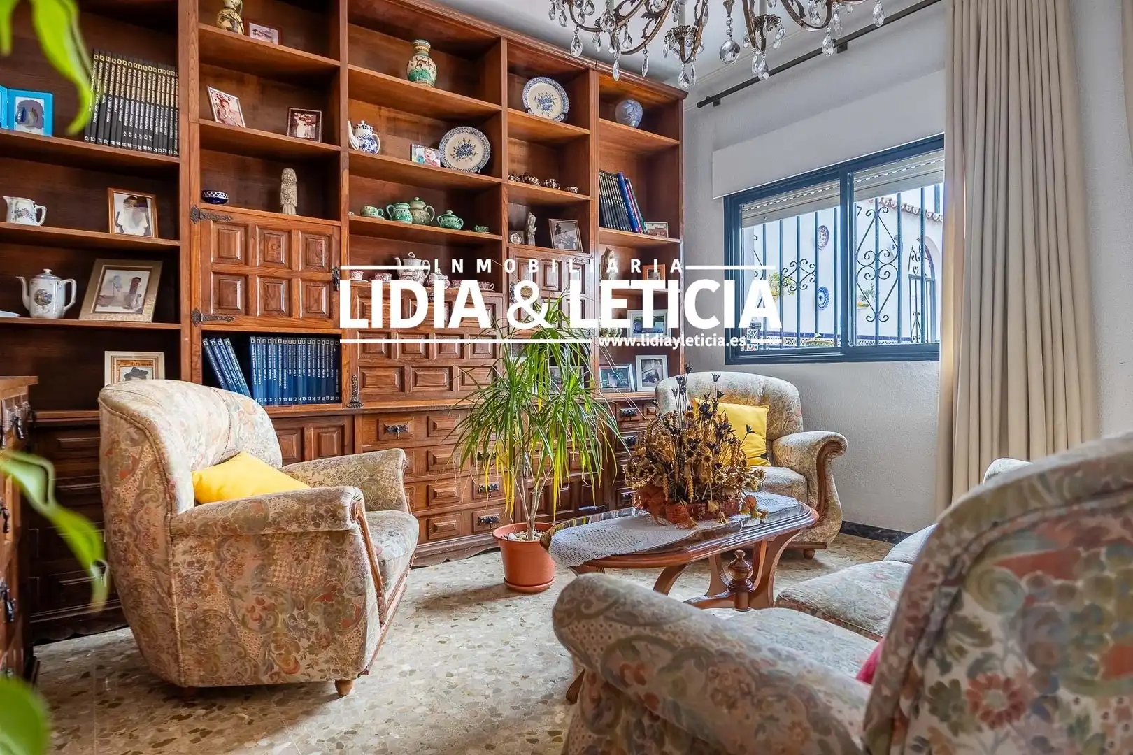 Sala d'estar de Casa o xalet en venda en Alcalá de Guadaira amb Aire condicionat, Jardí privat i Terrassa