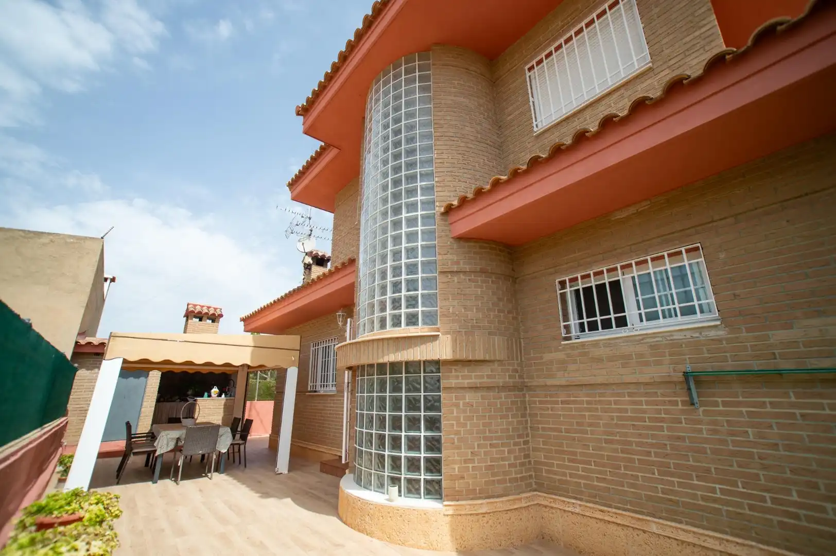 Vista exterior de Casa o xalet en venda en Chiva amb Aire condicionat, Calefacció i Terrassa