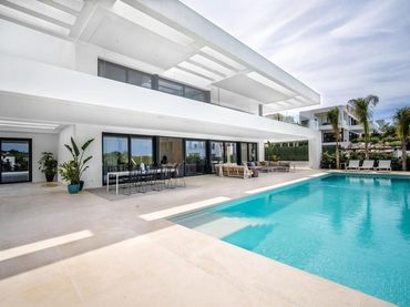 House with balcony for sale in Nueva Andalucía