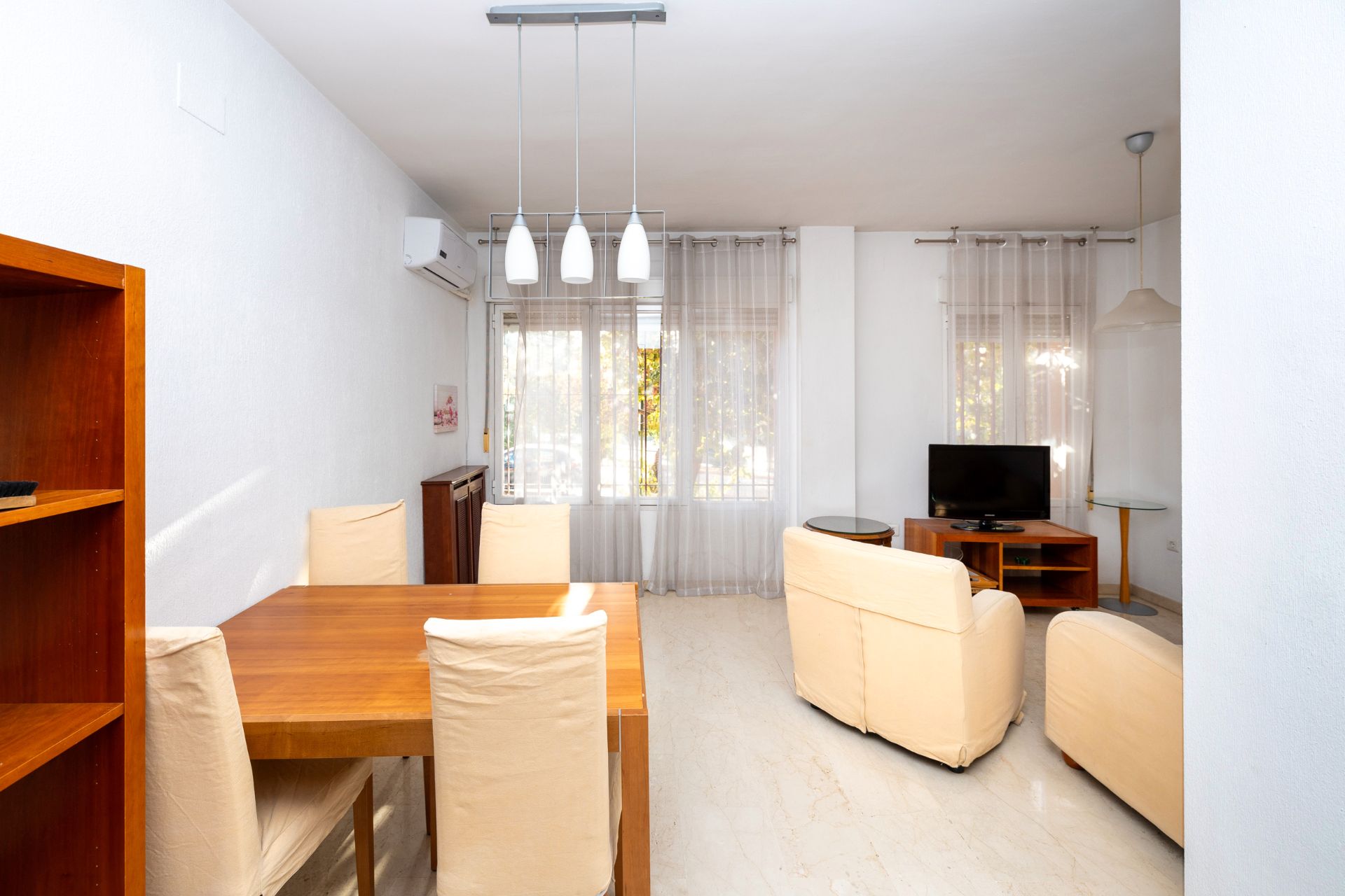 Living room of Flat to rent in  Granada Capital  with Air Conditioner, Heating and Furnished
