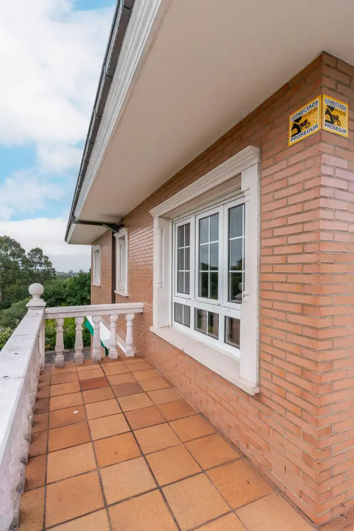 Vista exterior de Casa o xalet en venda en Gijón  amb Calefacció, Jardí privat i Traster