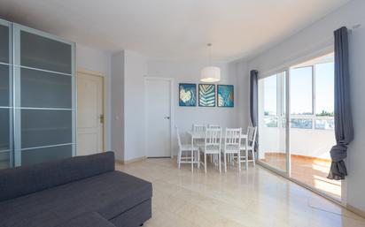 Living room of Flat for sale in Estepona  with Terrace, Swimming Pool and Furnished