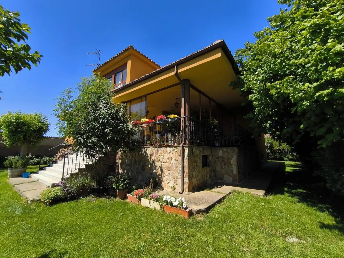 Vista exterior de Casa o chalet en venta en Villaturiel con Calefacción, Jardín privado y Parquet