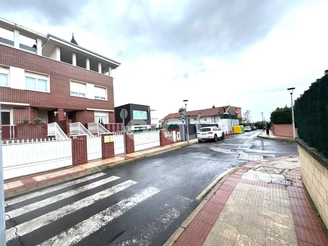 Vista exterior de Casa adosada en venda en Abanto y Ciérvana-Abanto Zierbena amb Calefacció, Jardí privat i Terrassa