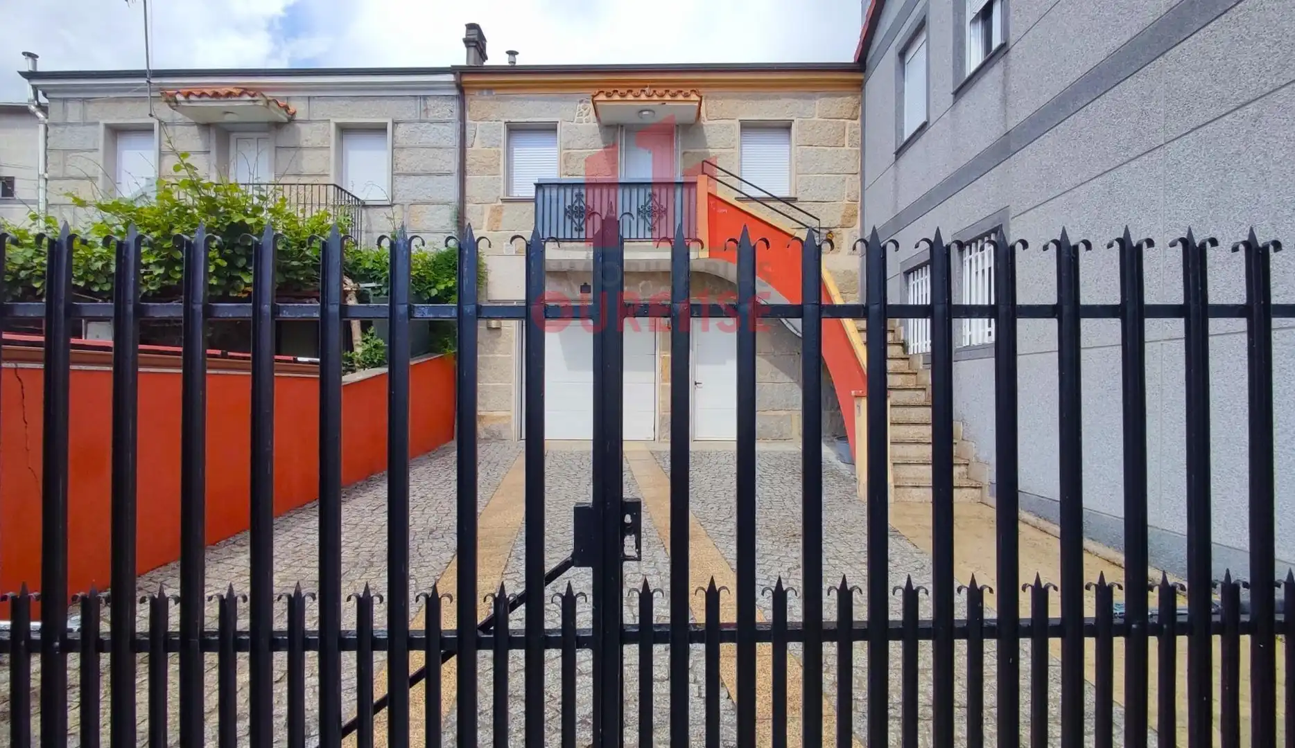 Vista exterior de Casa o xalet de lloguer en Ourense Capital  amb Calefacció, Traster i Moblat