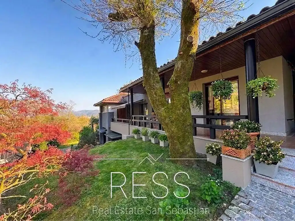 Vista exterior de Casa o xalet en venda en Hondarribia amb Aire condicionat, Jardí privat i Terrassa