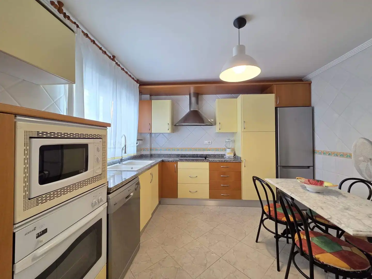 Cuina de Casa adosada en venda en Gandia amb Aire condicionat, Jardí privat i Terrassa