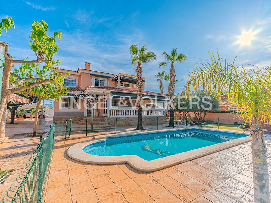 Exterior view of House or chalet for sale in San Vicente del Raspeig / Sant Vicent del Raspeig  with Air Conditioner, Heating and Private garden