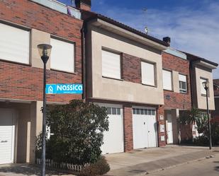 Vista exterior de Casa adosada en venda en San Adrián amb Terrassa i Balcó