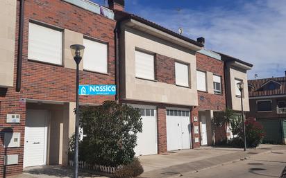 Vista exterior de Casa adosada en venda en San Adrián amb Calefacció, Jardí privat i Parquet