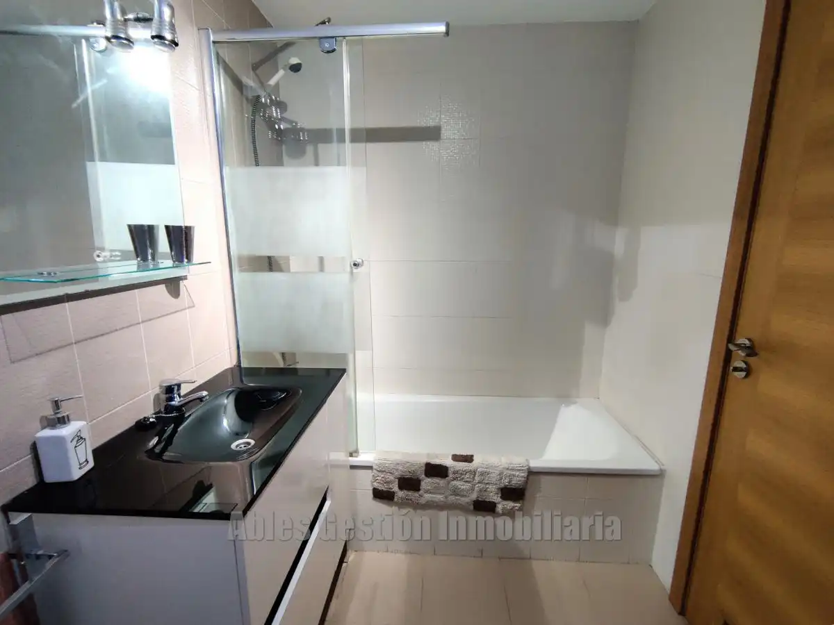 Baño de Piso de alquiler en Oviedo  con Calefacción y Terraza