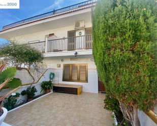 Vista exterior de Casa adosada en venda en Cunit amb Terrassa i Balcó