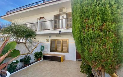 Vista exterior de Casa adosada en venda en Cunit amb Terrassa i Balcó