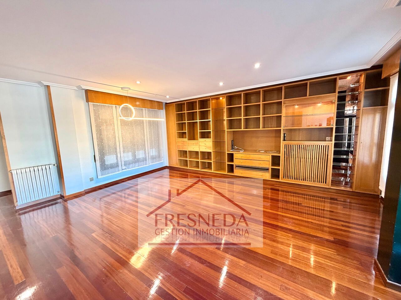 Sala d'estar de Pis de lloguer en Oviedo  amb Calefacció, Parquet i Traster