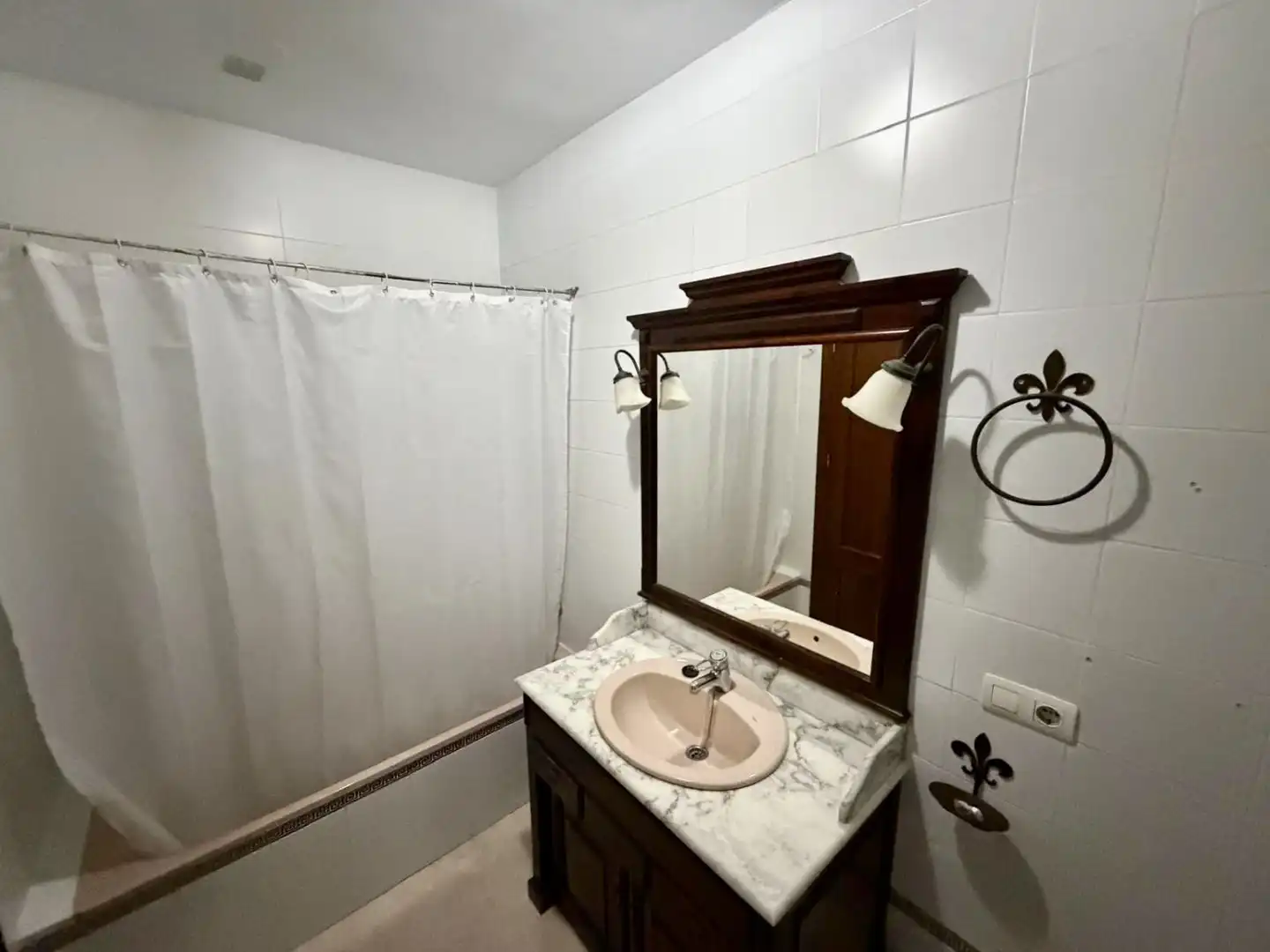 Bathroom of Flat for sale in Gines  with Air Conditioner, Heating and Terrace