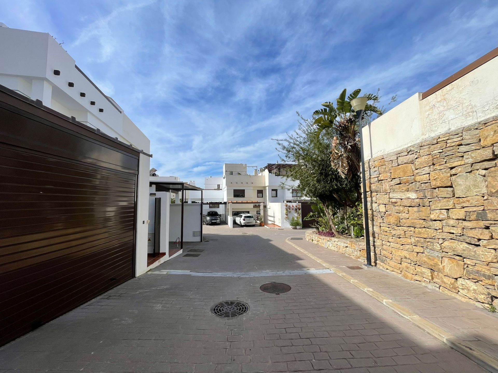 Vista exterior de Casa adosada en venta en Vélez-Málaga con Aire acondicionado, Calefacción y Jardín privado