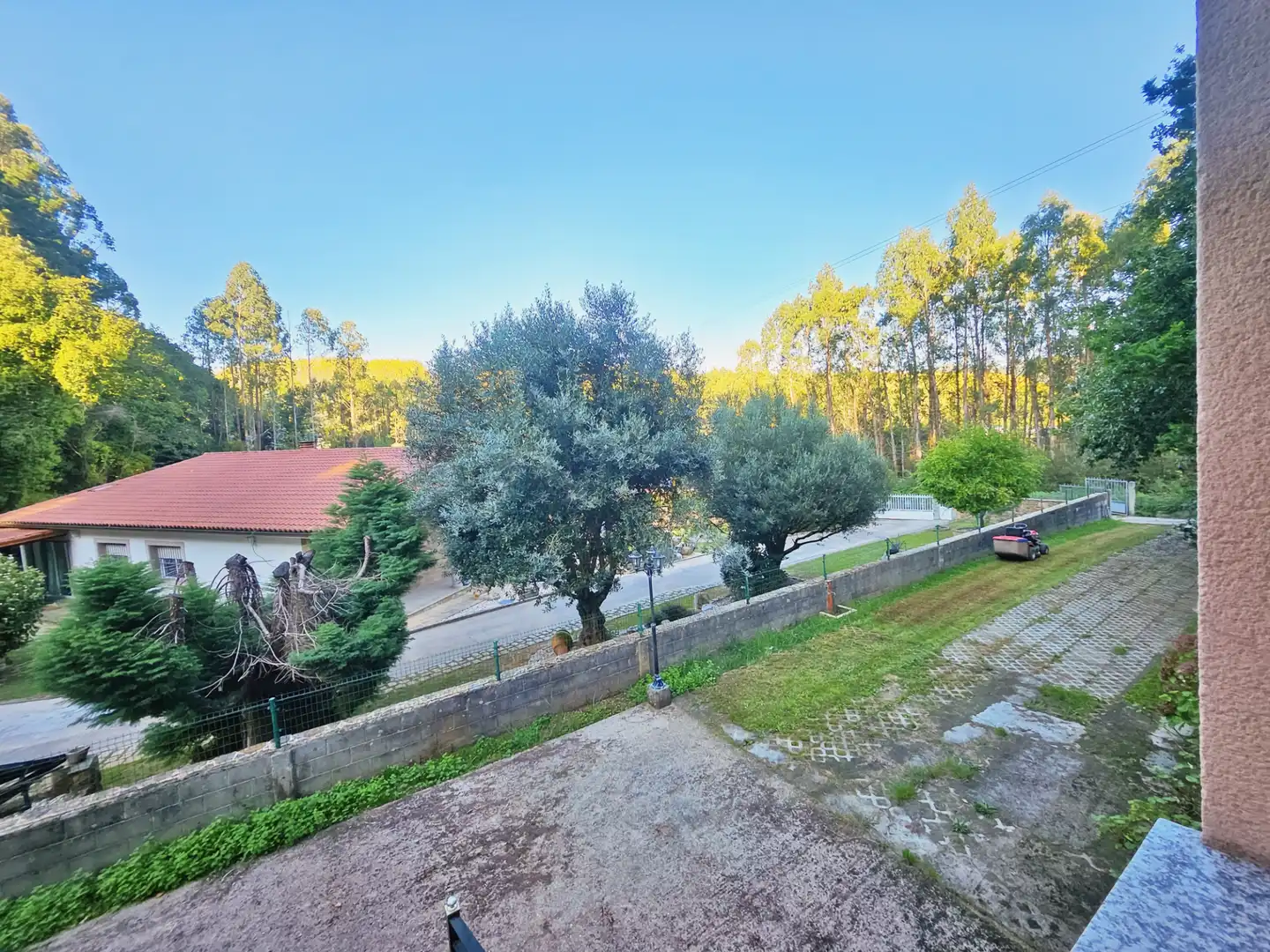Vista exterior de Casa o chalet en venta en Bergondo, A Coruña