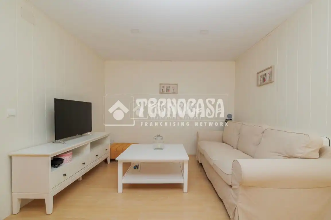 Sala de estar de Casa adosada en venta en Tres Cantos con Calefacción, Balcón y Piscina comunitaria