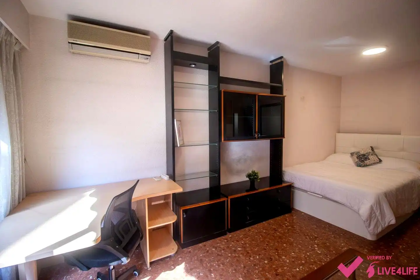 Bedroom of Flat for share in Valencia  with Air Conditioner and Furnished