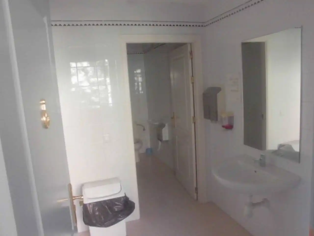 Badezimmer von Büro zur Miete in Sevilla mit Klimaanlage, Heizung und Alarm
