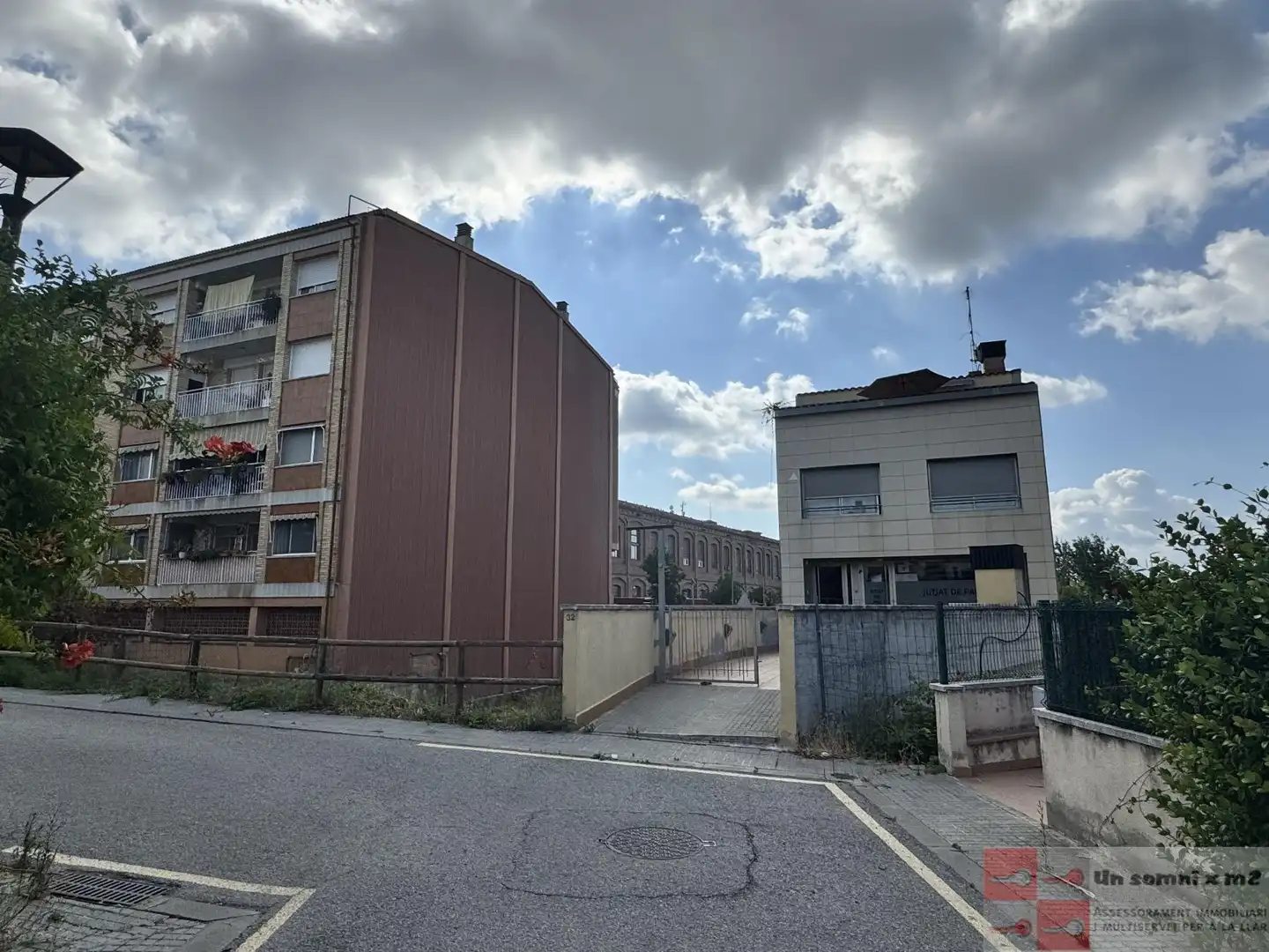 Außenansicht von Einfamilien-Reihenhaus zum Verkauf in Masquefa mit Heizung, Terrasse und Abstellraum